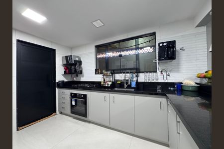 Casa de condomínio à venda com 300m², 4 quartos e 2 vagasCozinha