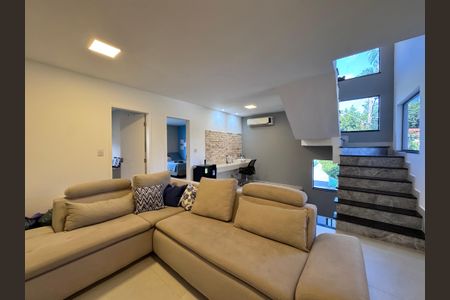 Casa de condomínio à venda com 300m², 4 quartos e 2 vagasSala