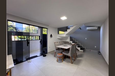 Casa de condomínio à venda com 300m², 4 quartos e 2 vagasSala