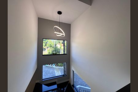 Casa de condomínio à venda com 300m², 4 quartos e 2 vagasEscada