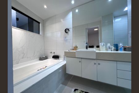 Casa de condomínio à venda com 300m², 4 quartos e 2 vagasSuíte 3 - Banheiro