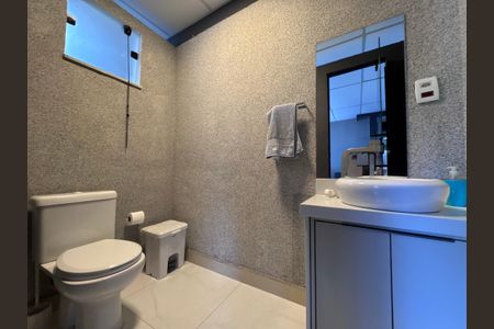 Casa de condomínio à venda com 300m², 4 quartos e 2 vagasLavabo