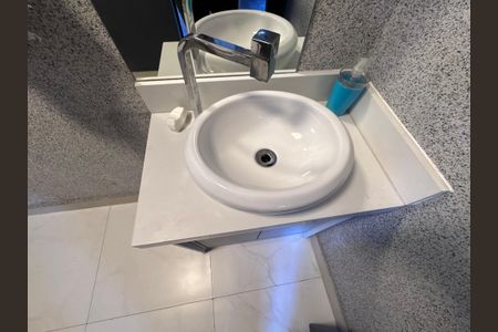 Casa de condomínio à venda com 300m², 4 quartos e 2 vagasLavabo