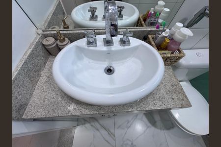 Casa de condomínio à venda com 300m², 4 quartos e 2 vagasSuíte 1 - Banheiro