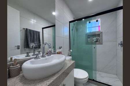 Casa de condomínio à venda com 300m², 4 quartos e 2 vagasSuíte 1 - Banheiro