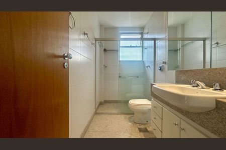 Apartamento à venda com 242m², 5 quartos e 3 vagas Apartamento à venda com 242m², 5 quartos e 3 vagasBanheiro