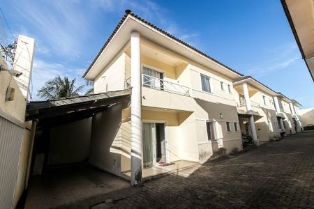 Casa de condomínio para alugar com 128m², 4 quartos e 2 vagas Casa de condomínio para alugar com 128m², 4 quartos e 2 vagasFachada da casa