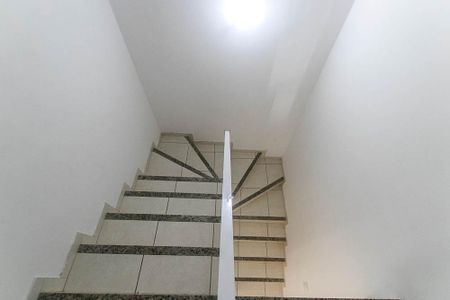 Casa de condomínio para alugar com 128m², 4 quartos e 2 vagas Casa de condomínio para alugar com 128m², 4 quartos e 2 vagasEscadas