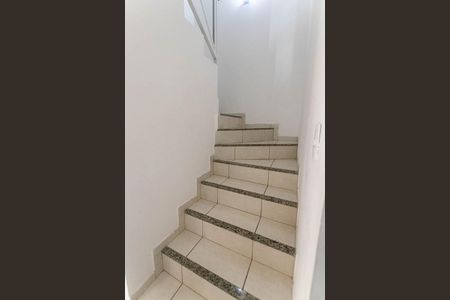 Casa de condomínio para alugar com 128m², 4 quartos e 2 vagas Casa de condomínio para alugar com 128m², 4 quartos e 2 vagasEscadas