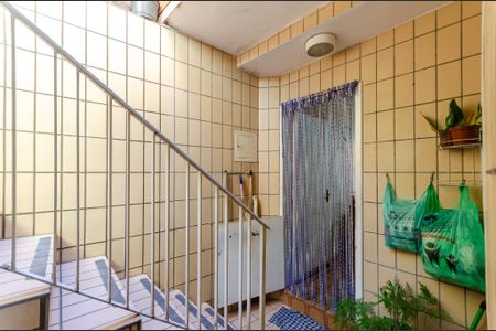 Casa para alugar com 59m², 2 quartos e sem vaga Casa para alugar com 59m², 2 quartos e sem vagaEscada