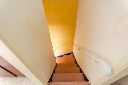 Casa para alugar com 59m², 2 quartos e sem vaga Casa para alugar com 59m², 2 quartos e sem vagaEscada