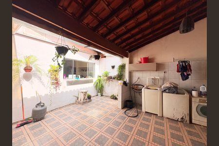 Casa à venda com 248m², 3 quartos e 3 vagasQuintal