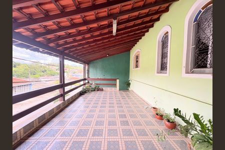 Casa à venda com 248m², 3 quartos e 3 vagasVaranda