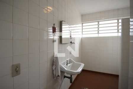 Casa para alugar com 412m², 3 quartos e 4 vagas Casa para alugar com 412m², 3 quartos e 4 vagasBanheiro de Serviço