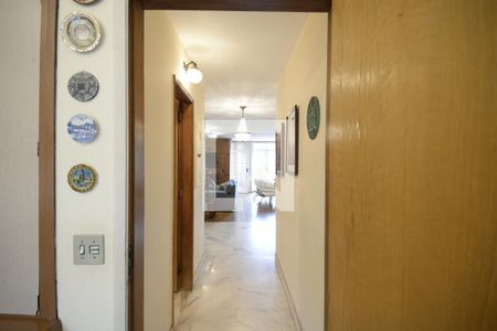 Casa para alugar com 412m², 3 quartos e 4 vagas Casa para alugar com 412m², 3 quartos e 4 vagasCorredor