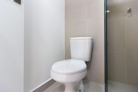 Banheiro de kitnet/studio para alugar com 1 quarto, 24m² em Pinheiros, São Paulo