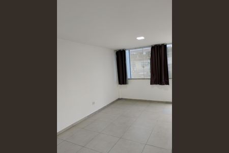 Sala de casa de condomínio para alugar com 1 quarto, 48m² em Curicica, Rio de Janeiro