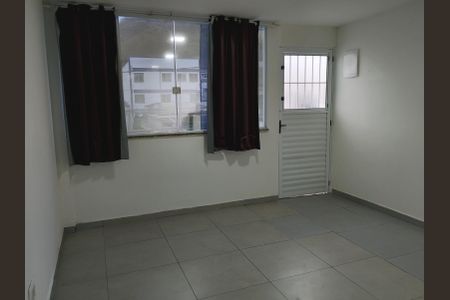 Sala de casa de condomínio para alugar com 1 quarto, 48m² em Curicica, Rio de Janeiro