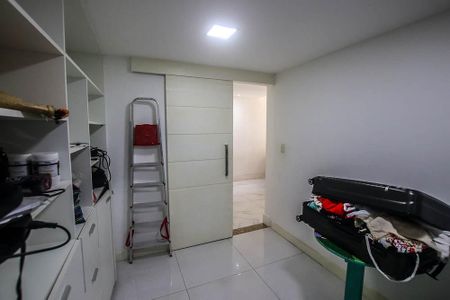 Casa de condomínio para alugar com 230m², 4 quartos e 3 vagasEscritório