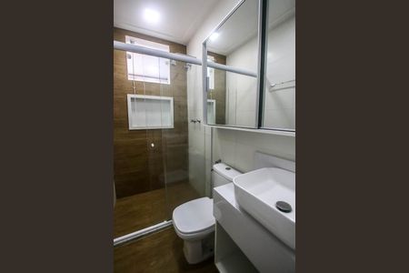 Casa de condomínio para alugar com 230m², 4 quartos e 3 vagasBanheiro do Quarto 2