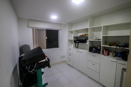 Casa de condomínio para alugar com 230m², 4 quartos e 3 vagasEscritório