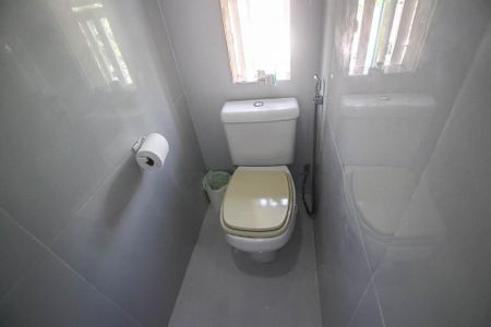Casa de condomínio para alugar com 230m², 4 quartos e 3 vagasBanheiro do Quarto 1