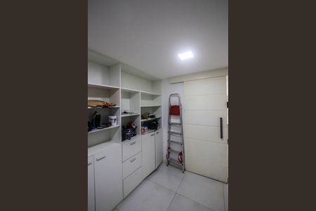 Casa de condomínio para alugar com 230m², 4 quartos e 3 vagasEscritório