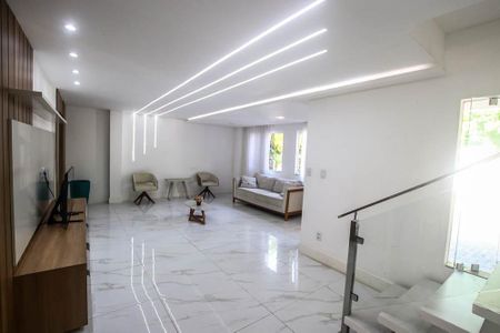 Casa de condomínio para alugar com 230m², 4 quartos e 3 vagasSala