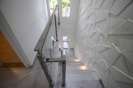 Casa de condomínio para alugar com 230m², 4 quartos e 3 vagasescadas