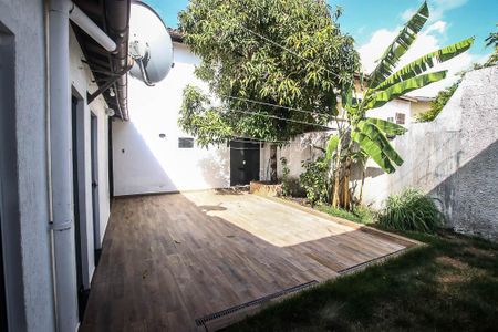 Casa de condomínio para alugar com 230m², 4 quartos e 3 vagasQuintal