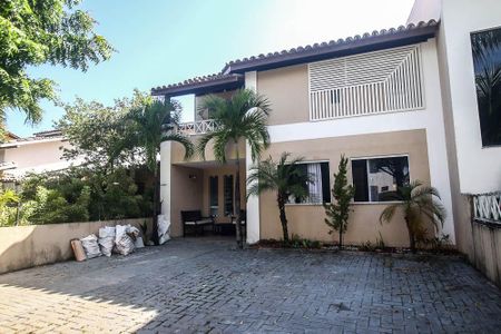 Casa de condomínio para alugar com 230m², 4 quartos e 3 vagasfachada da casa