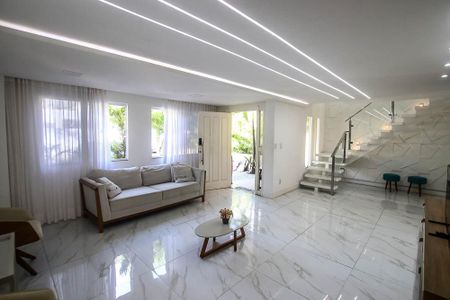 Casa de condomínio para alugar com 230m², 4 quartos e 3 vagasSala