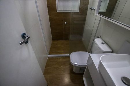 Casa de condomínio para alugar com 230m², 4 quartos e 3 vagasBanheiro do Quarto 2