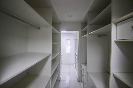 Casa de condomínio para alugar com 230m², 4 quartos e 3 vagasCloset do quarto 1