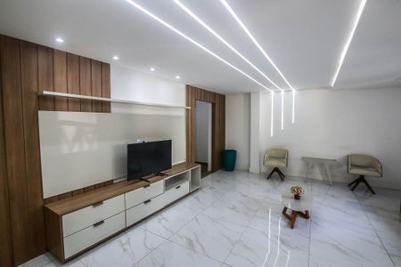 Casa de condomínio para alugar com 230m², 4 quartos e 3 vagasSala
