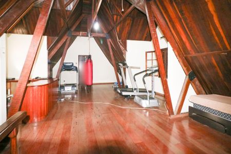 Casa à venda com 700m², 20 quartos e 8 vagas Casa à venda com 700m², 20 quartos e 8 vagasSótão