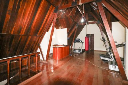 Casa à venda com 700m², 20 quartos e 8 vagas Casa à venda com 700m², 20 quartos e 8 vagasSótão