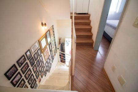 Casa de condomínio à venda com 153m², 3 quartos e 2 vagasEscada