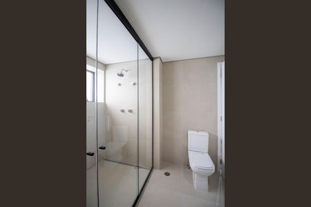 Apartamento à venda com 330m², 4 quartos e 4 vagas Apartamento à venda com 330m², 4 quartos e 4 vagasBanheiro Suíte 2