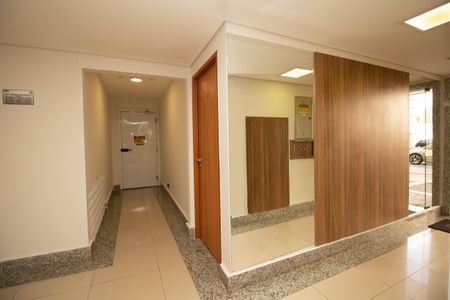 Apartamento à venda com 43m², 2 quartos e 1 vaga Apartamento à venda com 43m², 2 quartos e 1 vagaHall social