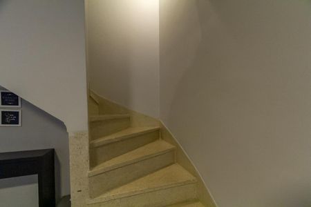 Casa à venda com 200m², 3 quartos e 2 vagasEscada