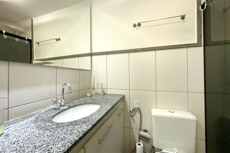 Apartamento à venda com 70m², 3 quartos e 2 vagas Apartamento à venda com 70m², 3 quartos e 2 vagasBanheiro da Suíte