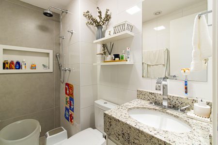 Apartamento à venda com 65m², 2 quartos e 2 vagas Apartamento à venda com 65m², 2 quartos e 2 vagasBanheiro