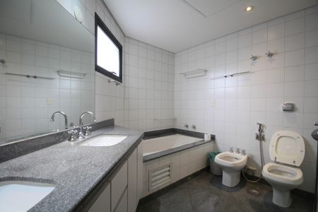 Apartamento para alugar com 265m², 3 quartos e 3 vagasBanheiro 2