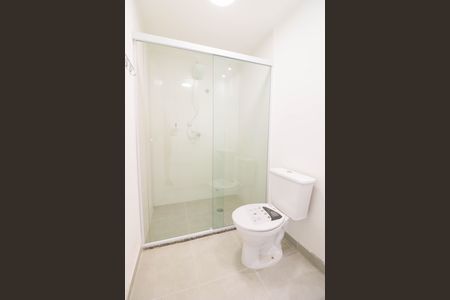 Banheiro de kitnet/studio para alugar com 1 quarto, 25m² em Jardim das Acacias, São Paulo