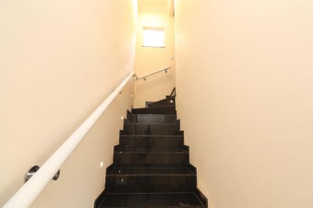 Casa de condomínio à venda com 65m², 2 quartos e 1 vagaEscada 