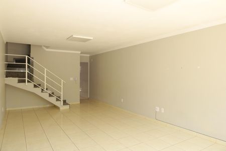 Casa de condomínio à venda com 104m², 3 quartos e 2 vagasSala