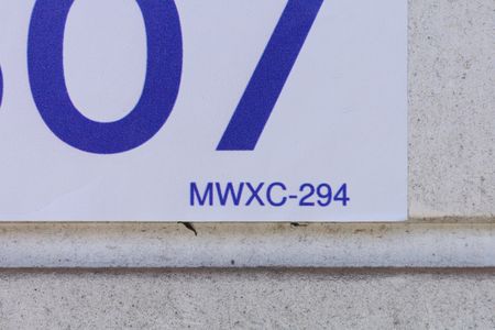 Casa de condomínio à venda com 104m², 3 quartos e 2 vagasPlaca instalada no portão do condomínio - Código da placa: MWXC-294