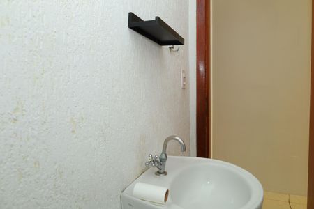 Casa de condomínio à venda com 104m², 3 quartos e 2 vagasBanheiro 3 - Lavabo