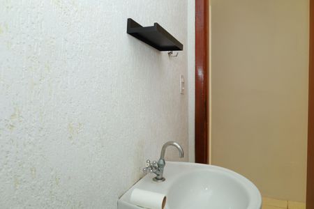 Casa de condomínio à venda com 104m², 3 quartos e 2 vagasBanheiro 3 - Lavabo